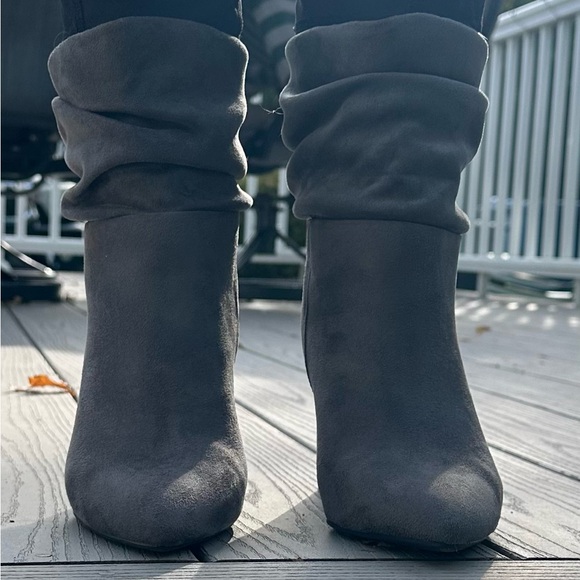 BeBE Charcoal  Gray Suede Heeled Boots- like  NEW - worn once-Size 8 - Picture 11 of 11